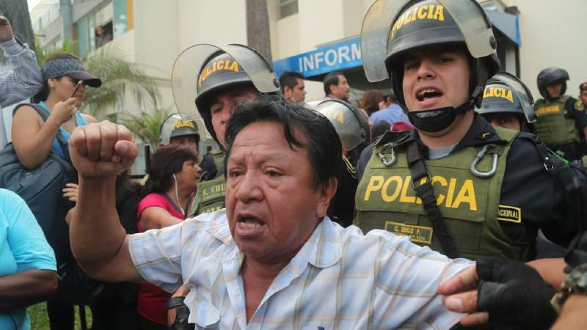 Simpatizantes del partido de Alan García a las puertas del hospital en el que fue ingresado. E. ARIAS