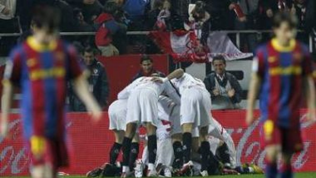 Los jugadores del Sevilla celebran el gol que supuso el empate del equipo andaluz ante el Barcelona