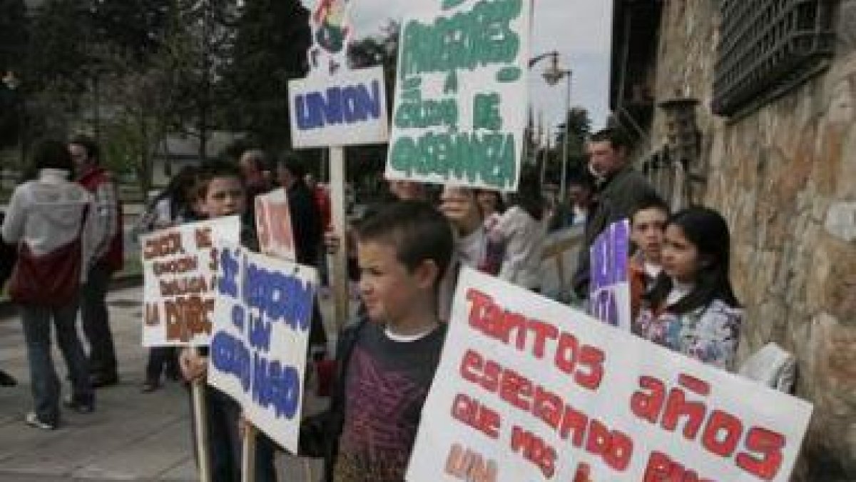 Los padres y alumnos del Flores del Sil cortaron el tráfico en la glorieta del Templario