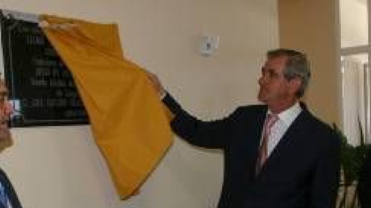 El consejero de Educación, en su última visita a la comarca del Bierzo