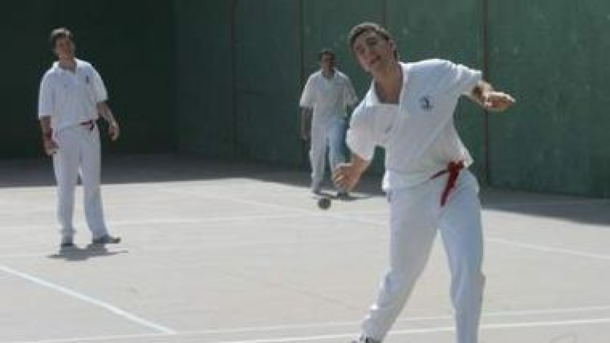 La pelota a mano tiene su protagonismo mañana con dos partidos en Fresno de la Vega.