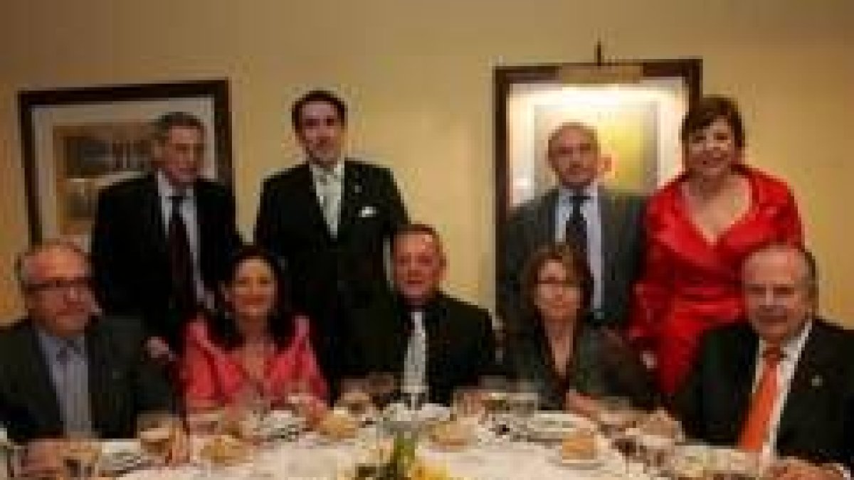 Félix Herrero (centro) recibió una cariñosa despedida de sus compañeros