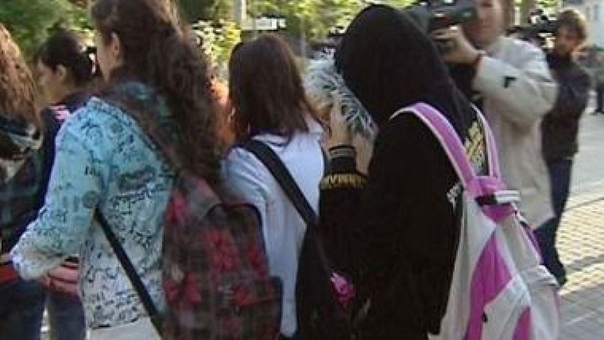 La joven de origen marroquí Nawja a la salida de clase este lunes.