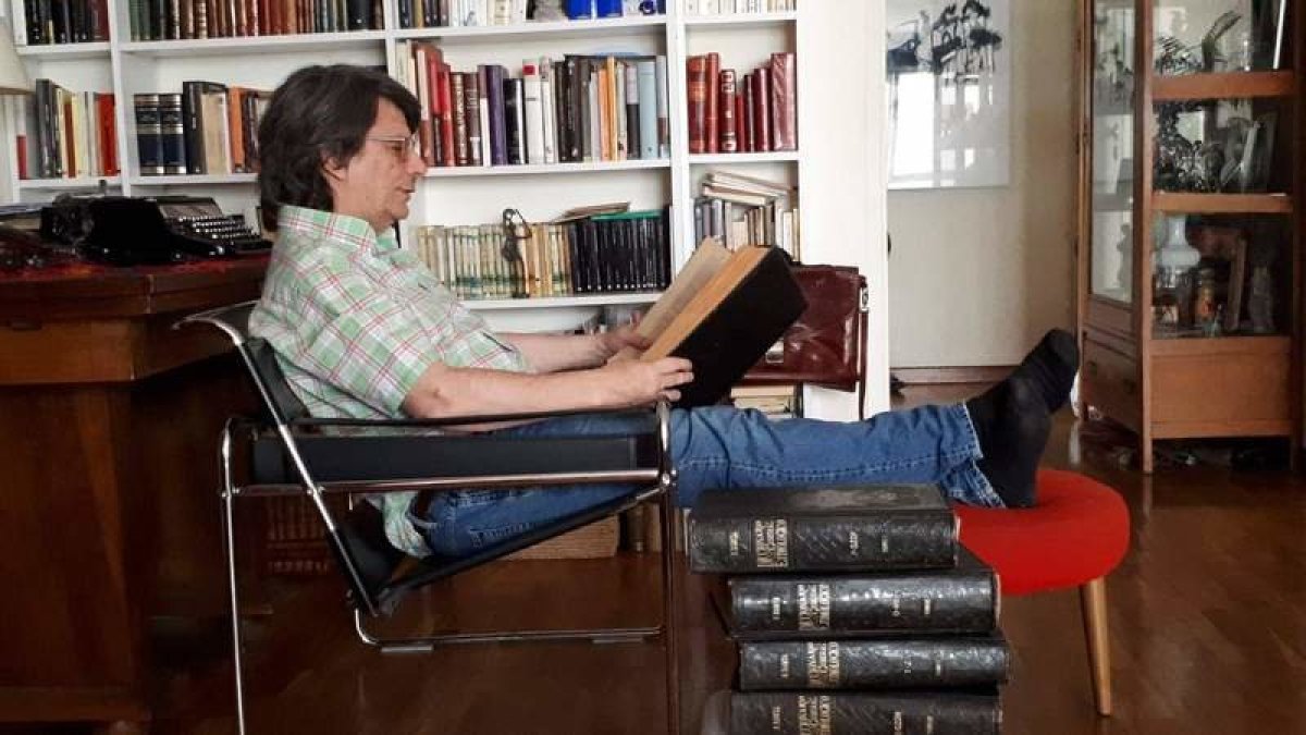 El escritor, periodista y columnista Eduardo Aguirre, en su estudio. FACEBOOK.