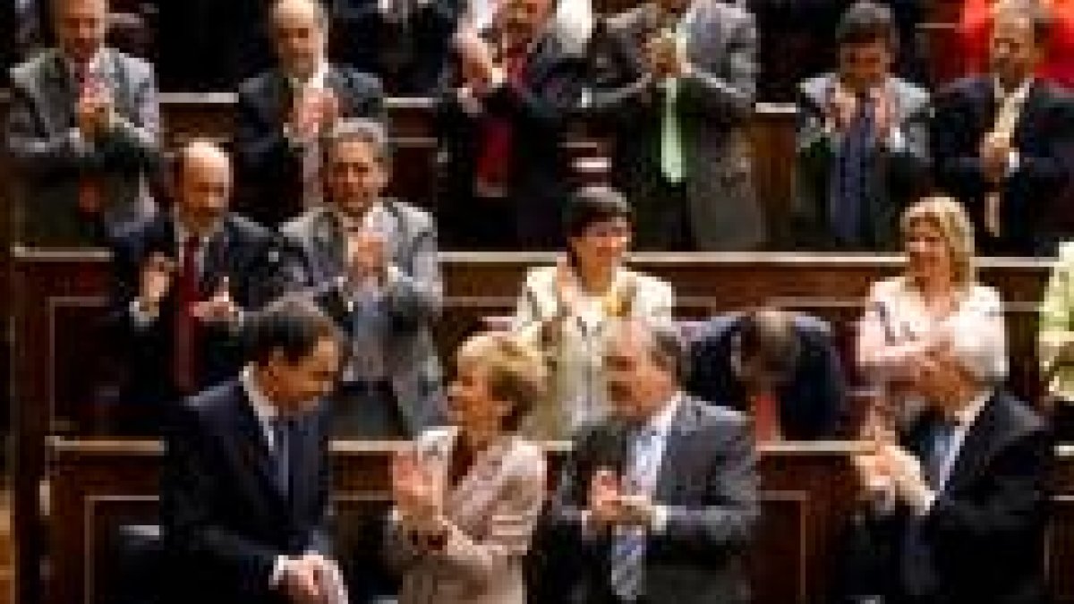 Los diputados socialistas arropan con sus aplausos la intervención de José Luis Rodríguez Zapatero