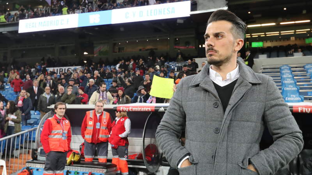 Rubén de la Barrera no paró de dar órdenes a sus futbolistas en el Santiago Bernabéu. RAMIRO/MARCIANO