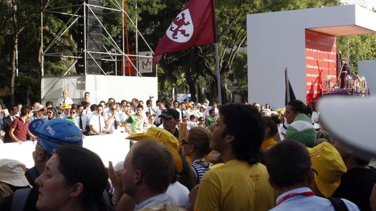 Leoneses con la bandera durante el Vía Crucis.