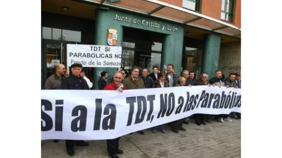 Vecinos protestan por las antenas en imagen de archivo.