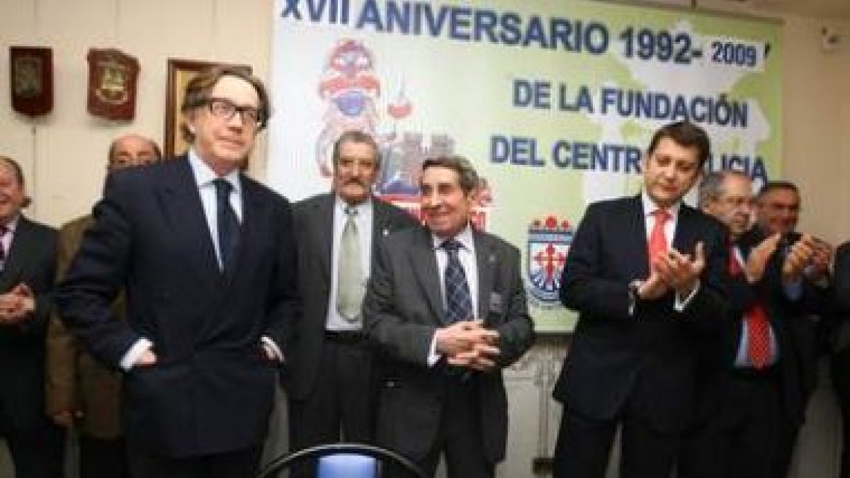 Méndez, aplaudido por Eloy Fernández y Riesco, en el Centro Galicia