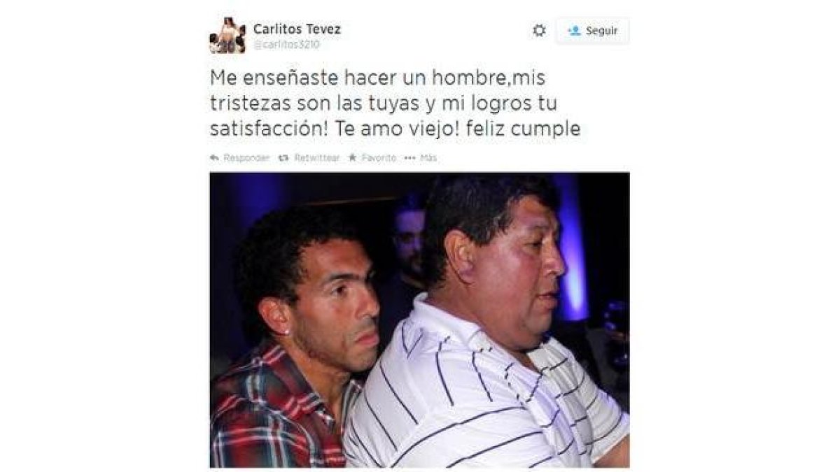 Imagen colgada por el futbolista en Twitter junto a su padre.
