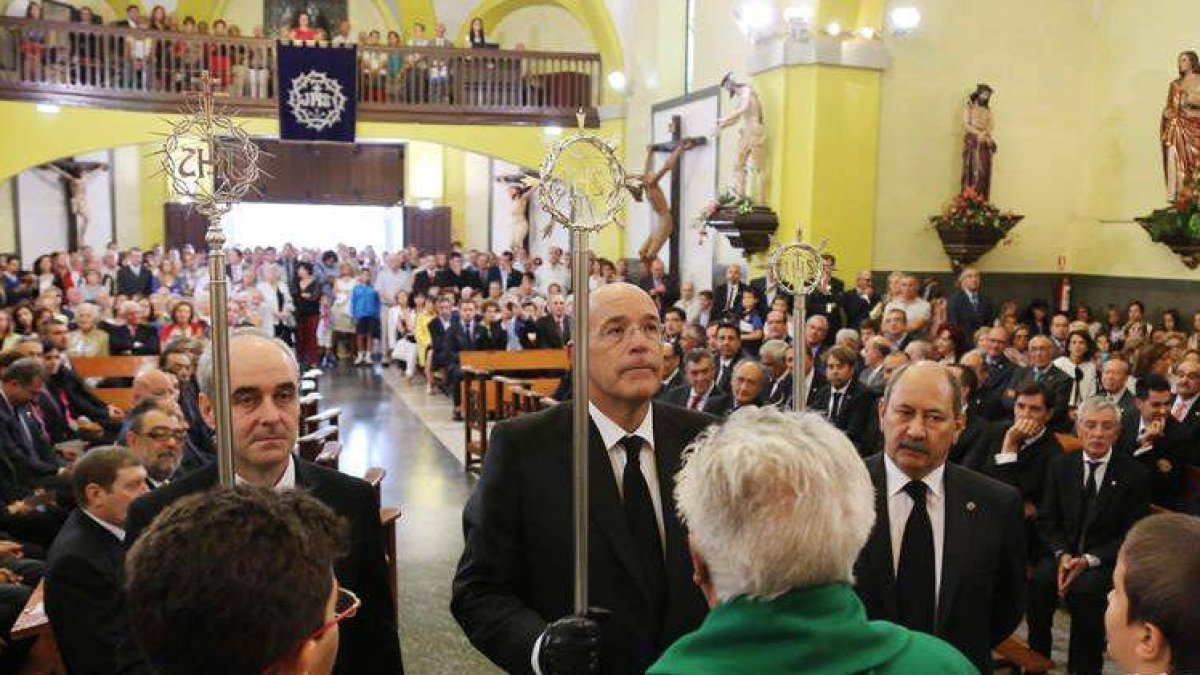 Ignacio Hurtado (en el centro de la imagen), nuevo abad del Dulce Nombre, durante el acto de toma de posesión.