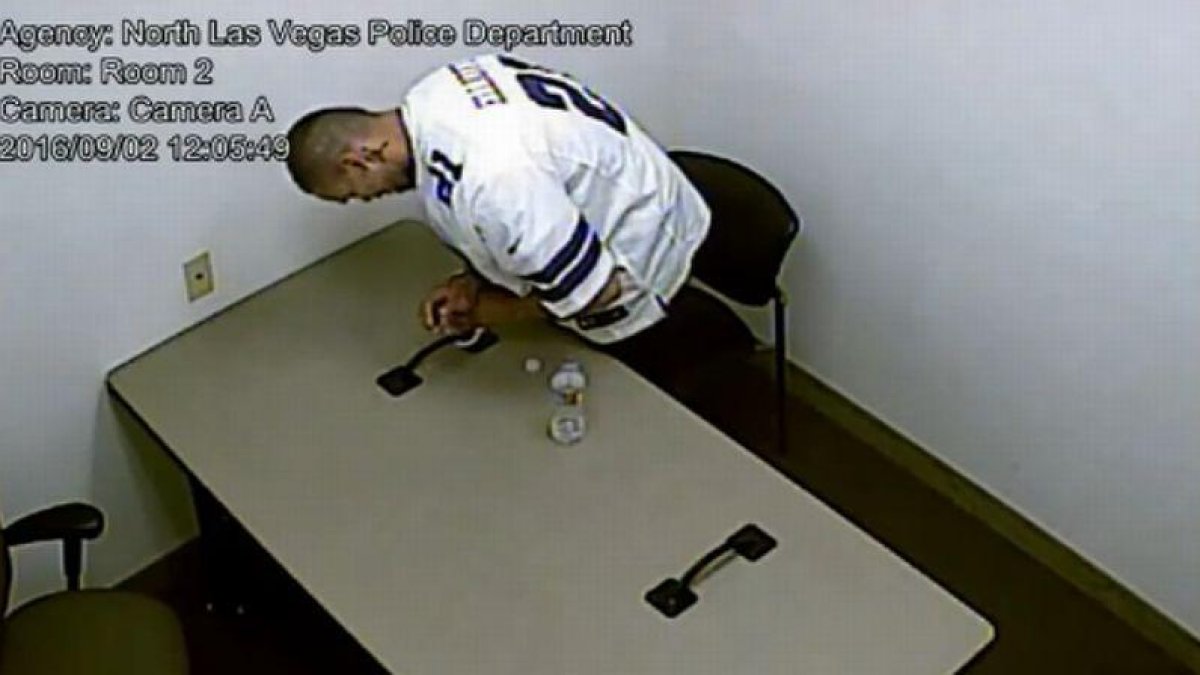 Alonso Pérez escapando de la sala de interrogatorios.
