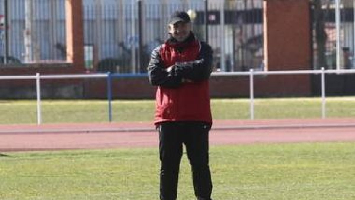 Claudio se verá las caras esta tarde con su mentor en los banquillos, David Vidal.