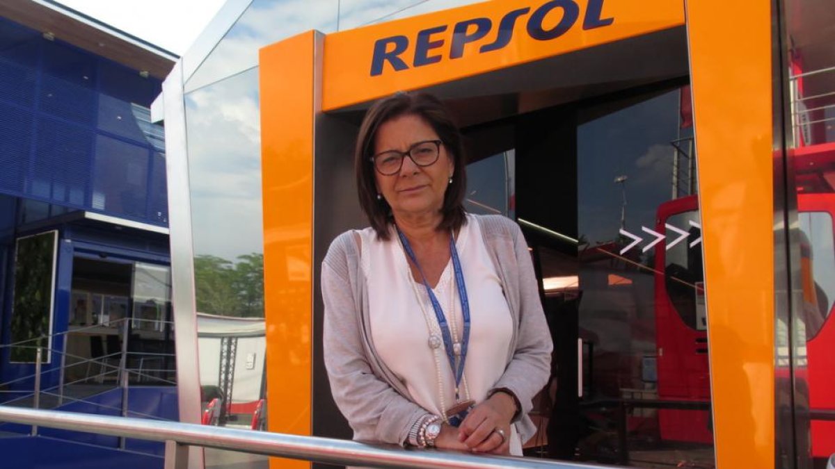Basi Ramal, madre de Dani Pedrosa, en la puerta del hospitality de Repsol en Montmeló
