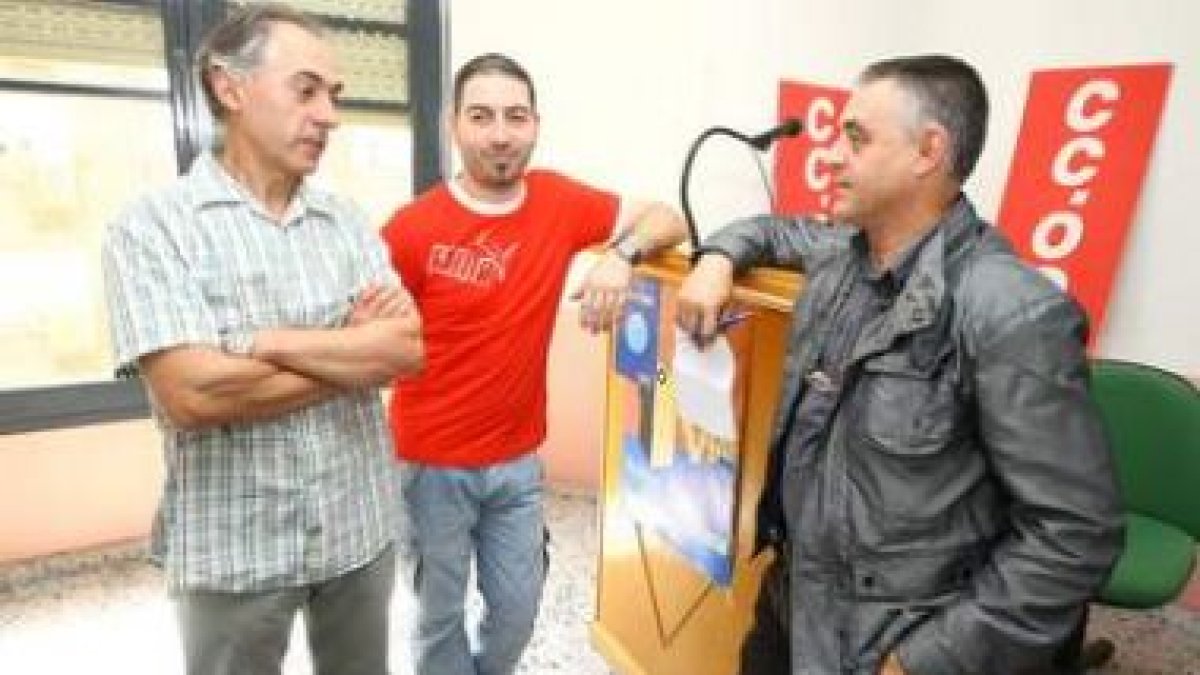 Bernabé Haro, a la derecha, ayer con dos delegados sindicales en la sede de CC.OO en Ponferrada