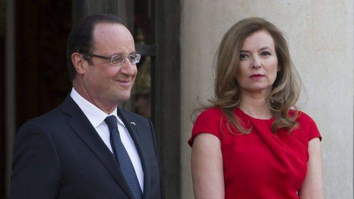François Hollande y Valérie Trierweiler, en el Elíseo, en mayo.