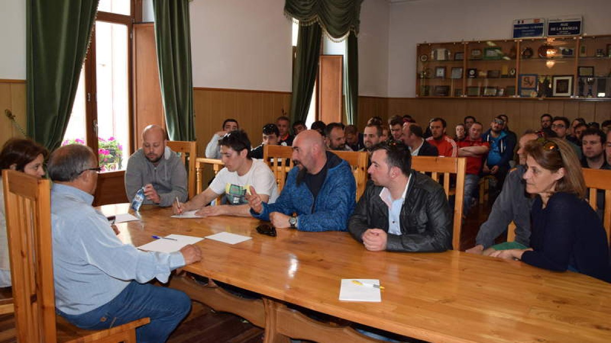Tomás Gallego y Carmen González se reúnen con los trabajadores de la fábrica. RUBÉN PRIETO