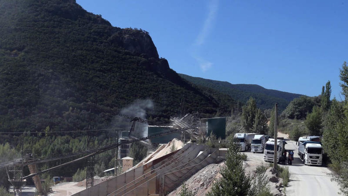 Protesta de camiones en el acceso a la cantera de Peñamala por los impagos de la empresa.