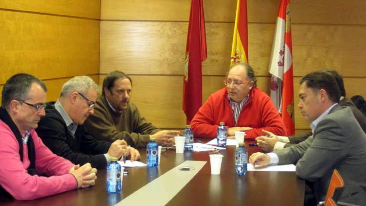 Moreno, Fierro, Rodríguez, Eduardo Fernández y Velasco tapado por Marcos Martínez, ayer en León.