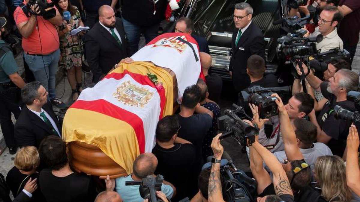 Familiares y amigos portan el féretro con los restos mortales de José Antonio Reyes. CADENAS