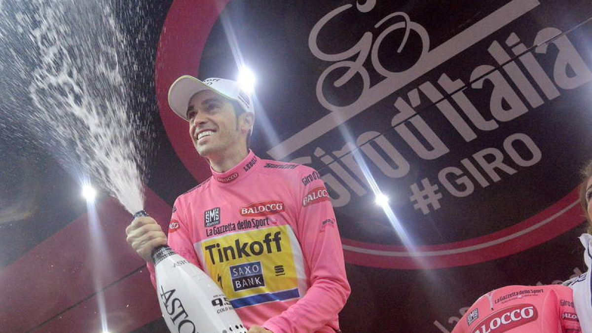 Contador celebró así ayer su sólido liderato en el Giro.