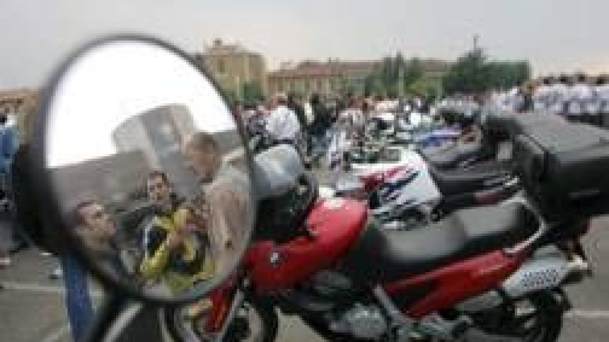 Antes de recorrer las principales calles de la ciudad los moteros se concentraron ante la Junta
