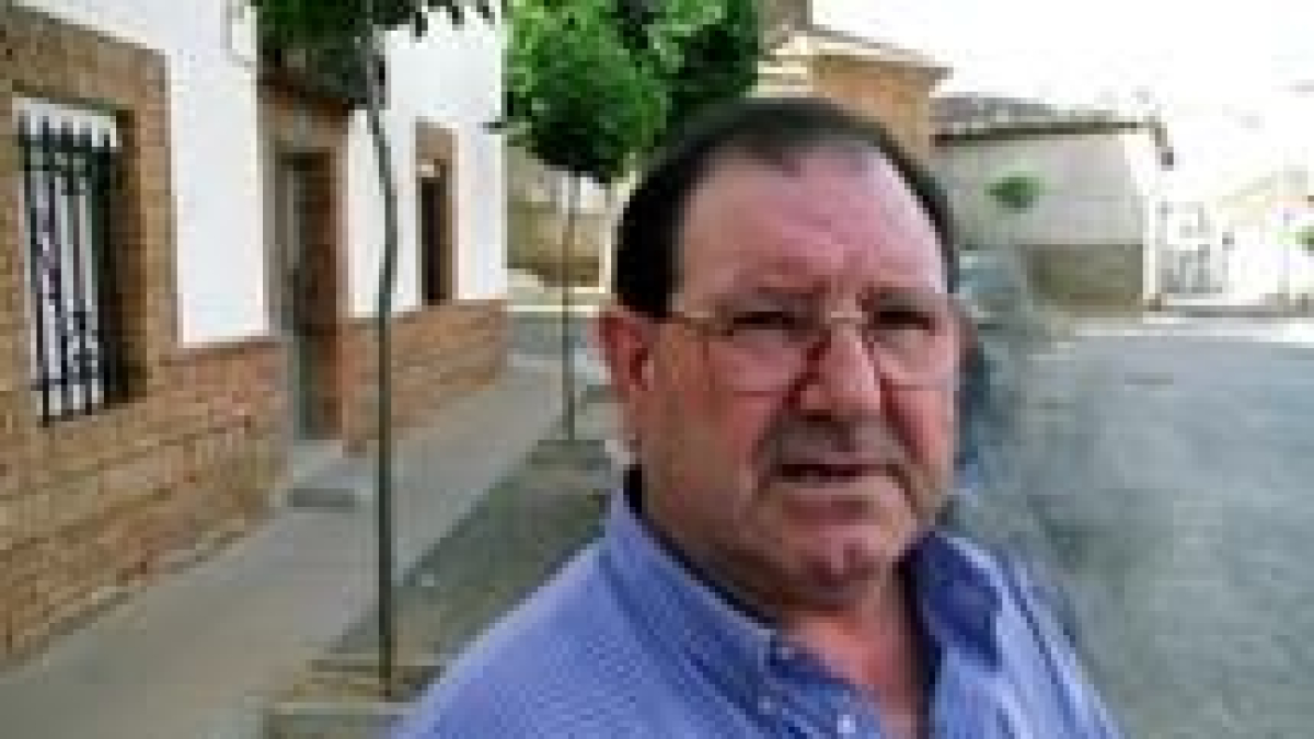 Félix Bernardo, pedáneo de Valdespino, junto a los castaños que plantó la Junta Vecinal