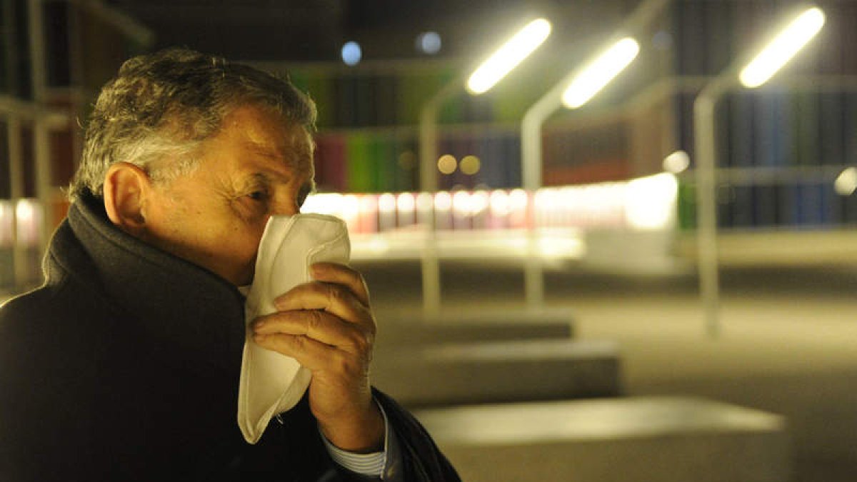 Un hombre se tapa ayer tarde la nariz en el centro de la capital leonesa.