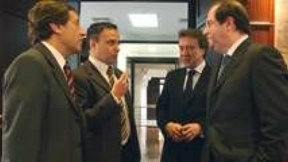 Ángel Villalba, Joaquín Otero, Santiago Juárez y Juan Vicente Herrera momentos antes de la reunión