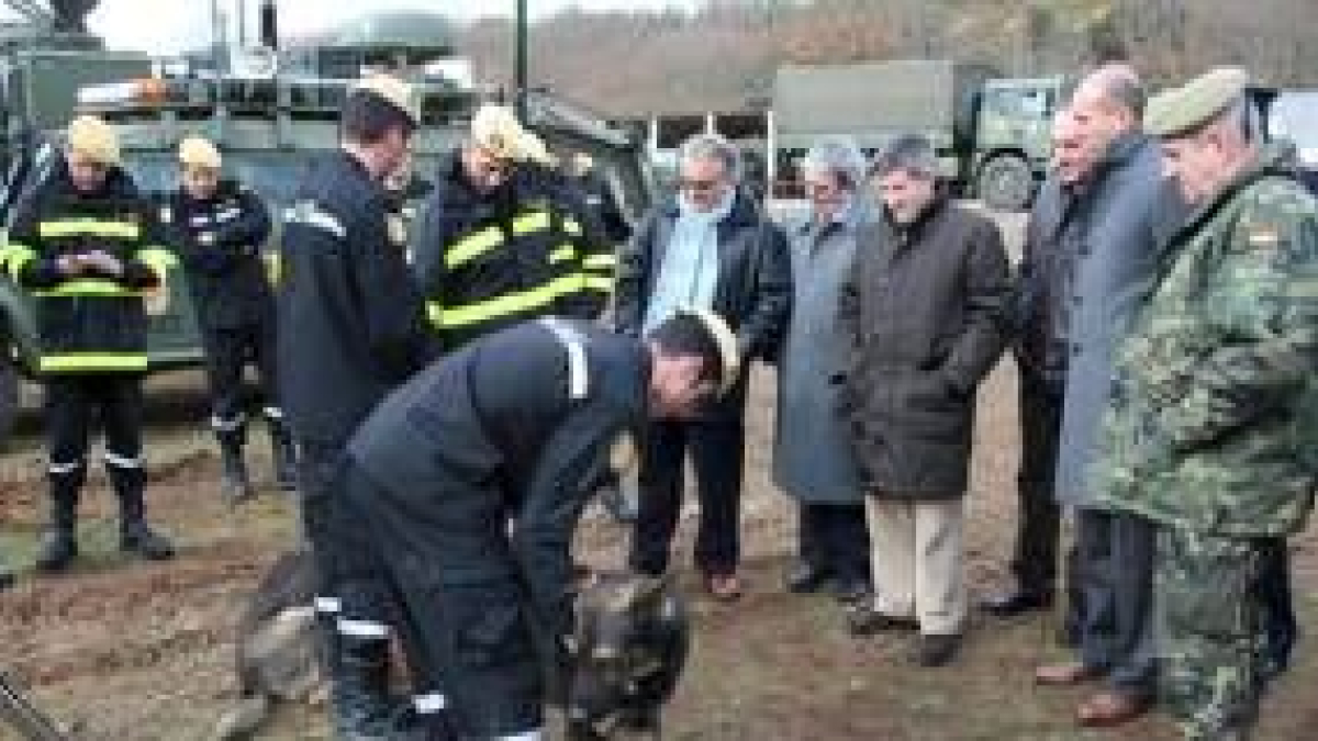 Fernández visitó la UME junto con los concejales de Policía, Díez, y Transportes, Pérez Lamo