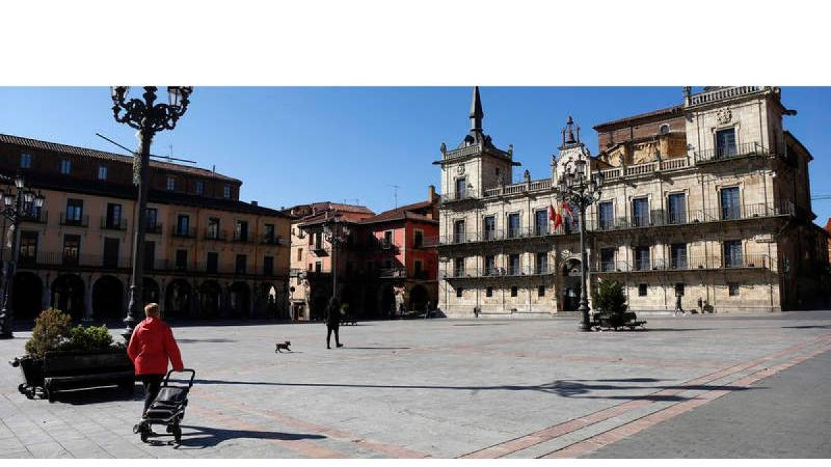 La Plaza Mayor, ayer sin el mercado tradicional de los sábados.