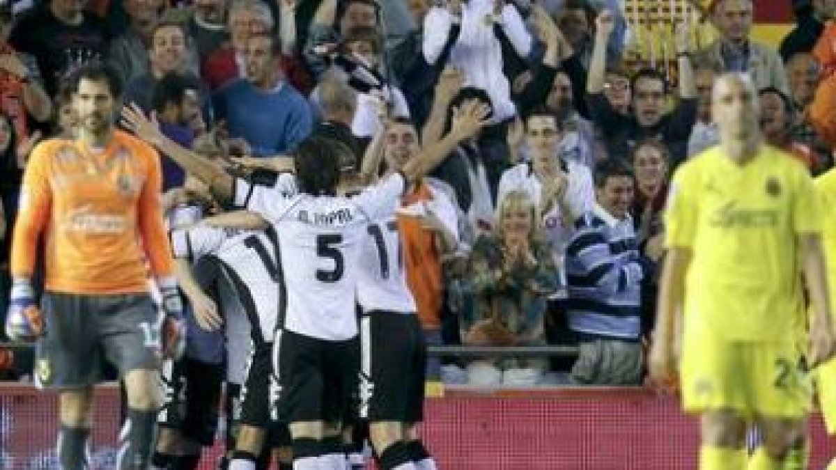 Los jugadores del Valencia celebran el gol logrado por Banega.