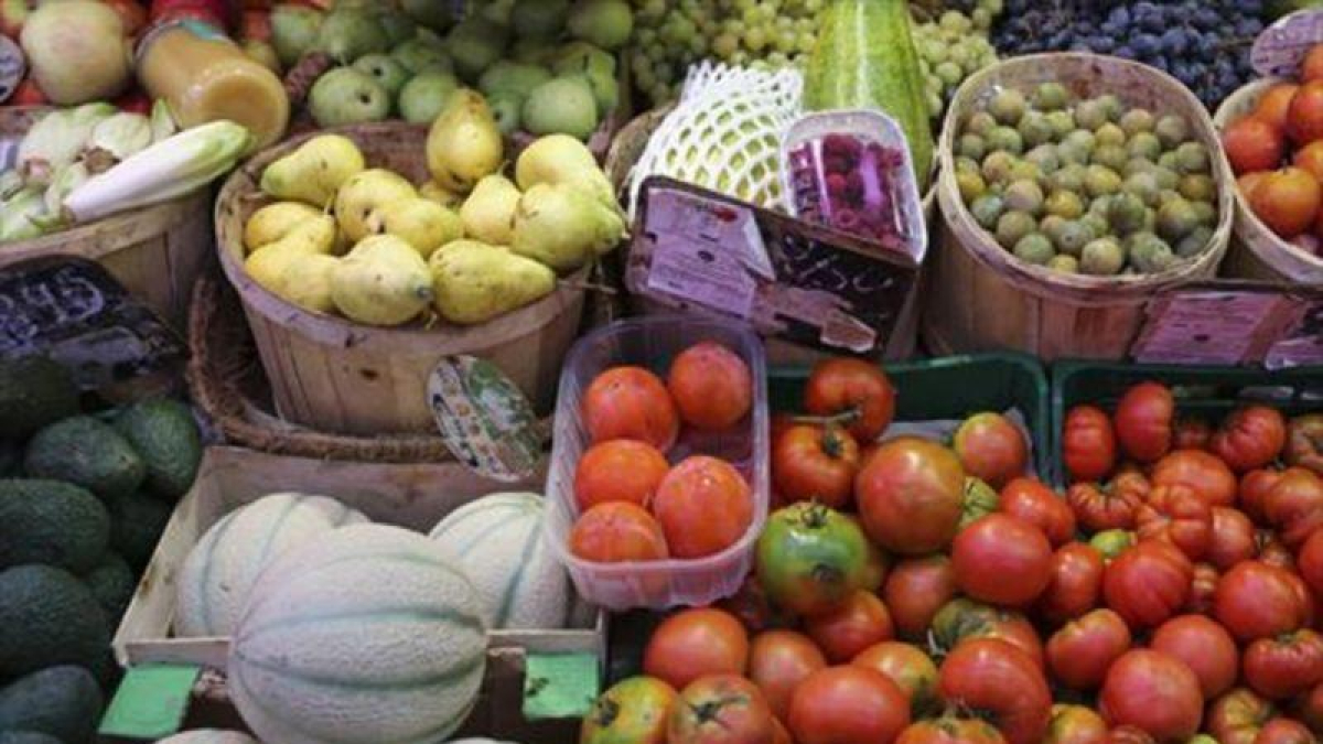 Frutas y verduras a la venta en un mercado.
