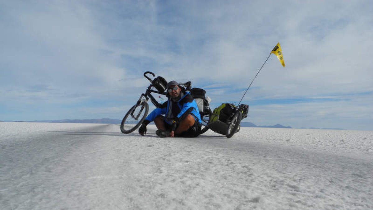 El leonés Javier Corral comenzó recorriendo el árido desierto de Atacama y después eligió Costa Rica, Panamá, Italia y Francia.