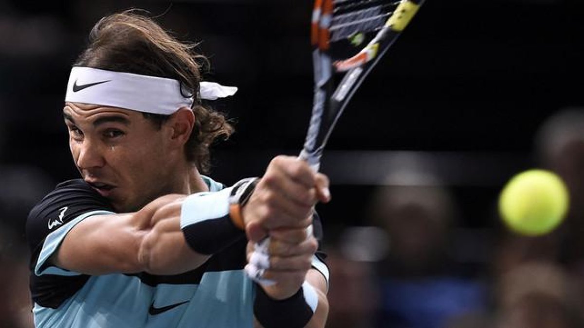 Rafael Nadal, en un momento del partido contra Lukas Rosol, en el Master 1.000 de París.
