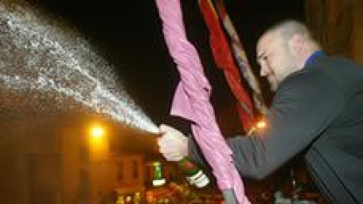 Manolo Martínez celebra su medalla en la Plaza de San Marcelo