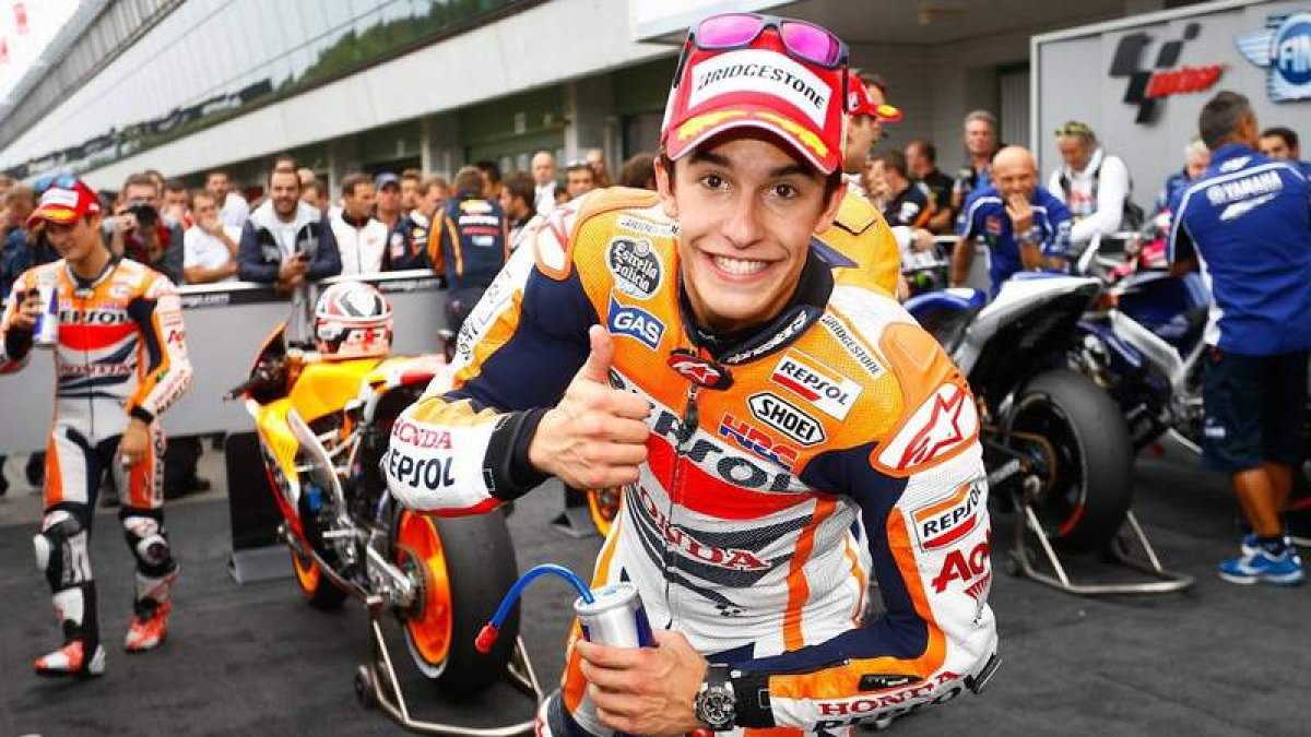 Marc celebra en el paddock su triunfo en el circuito de Brno que le aleja 46 puntos de Pedrosa.