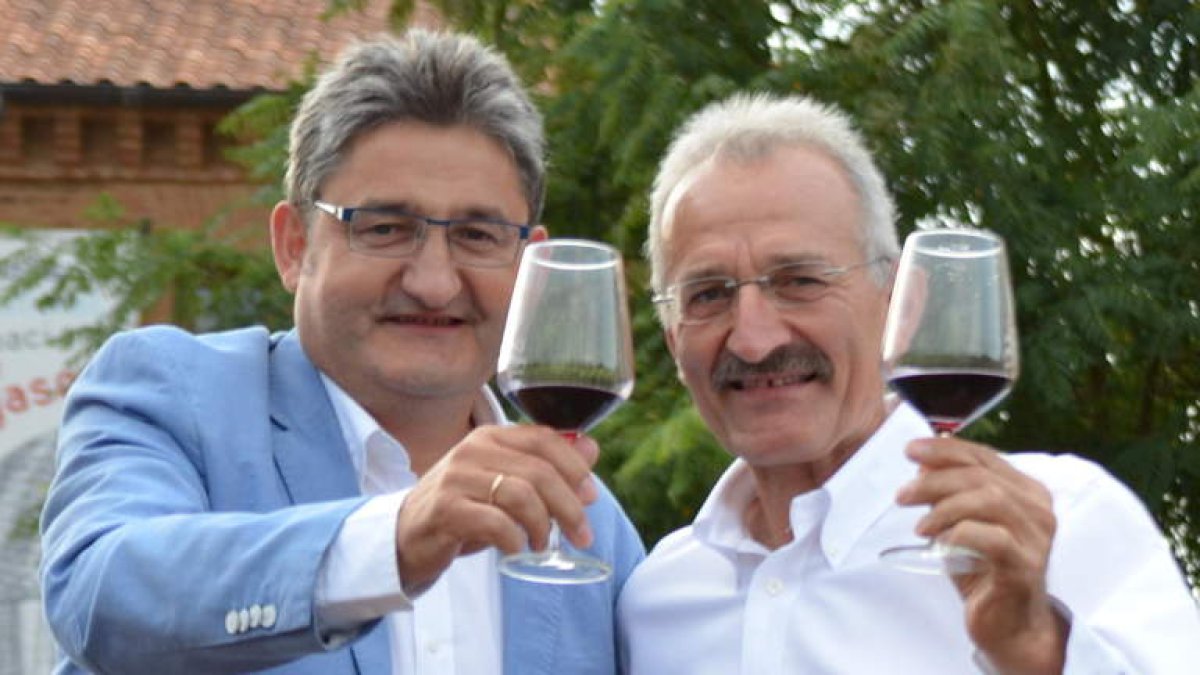 El periodista Óscar Campillo y el alcalde de Gordoncillo, Urbano Seco, brindan con un vino local al terminar el pregón de la feria.