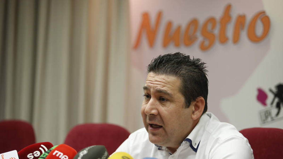 Luis Mariano Santos, ayer en la presentación de alegaciones.