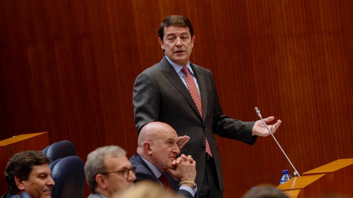 El presidente de la Junta de Castilla y León, Alfonso Fernández Mañueco, interviene en la sesión plenaria. NACHO GALLEGO