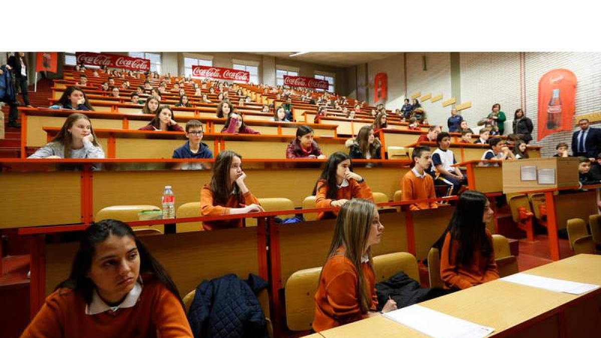Los estudiantes de segundo de la ESO tuvieron dos horas para escribir sus relatos en la Facultad de Económicas. JESÚS F. SALVADORES