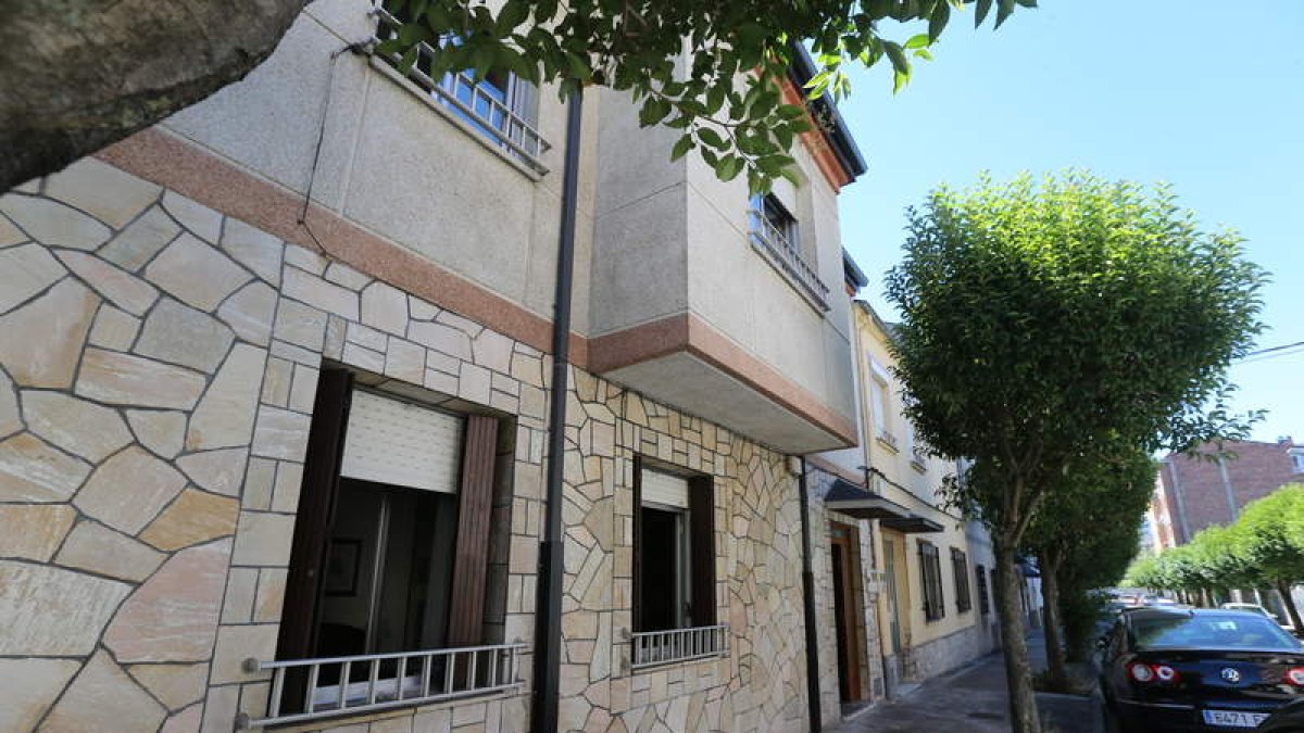 La vivienda afectada se encuentra en la calle San José del ponferradino barrio de Flores.