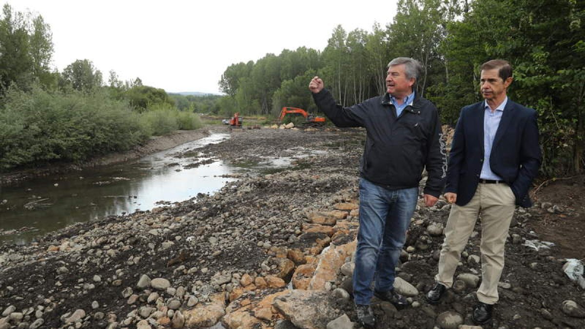 El alcalde de Carracedelo, Raúl Valcarce, ayer con Francisco Marín en la zona de obras del río Cúa, cerca del monasterio. L. DE LA MATA