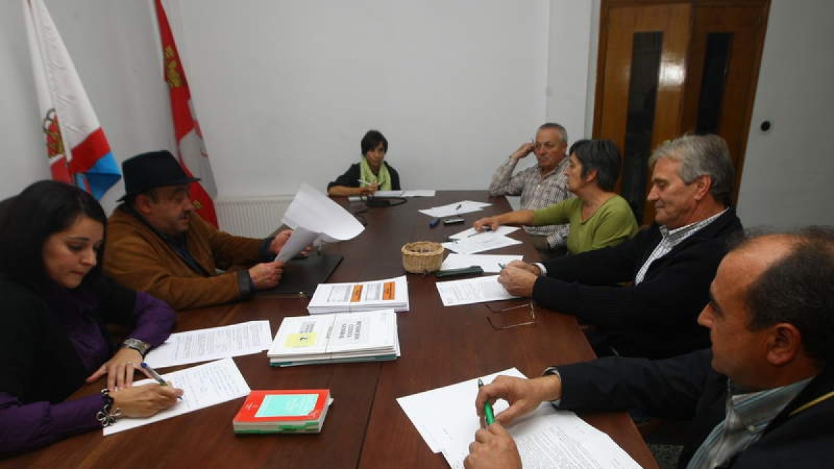 Monteserín, con sombrero, en su último pleno de la Mancomunidad.