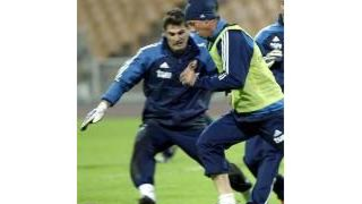 Guti intenta superar a Casillas en el entrenamiento de ayer en Kiev