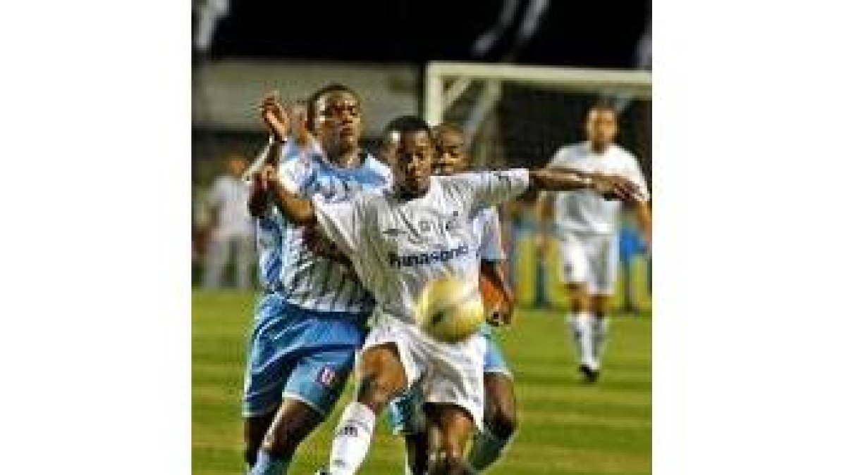 Robinho disputa un balón durante su último partido con el Santos