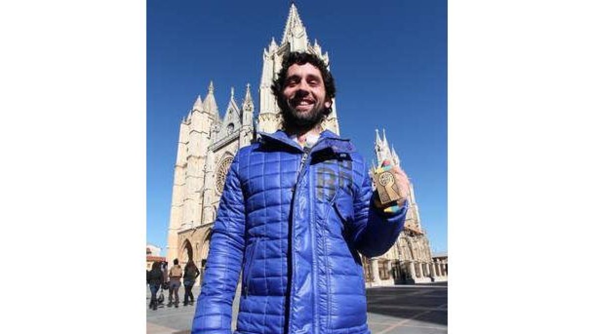 Dos iconos de León, Juanín García con su medalla de bronce en el Mundial, y la catedral.