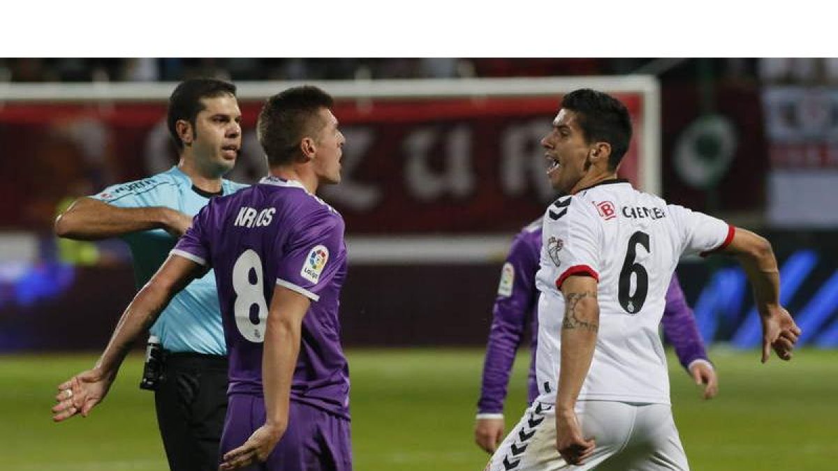 Kroos y Yeray se encaran en una acción del partido que acabó con cartulina amarilla para los dos jugadores. RAMIRO/MARCIANO