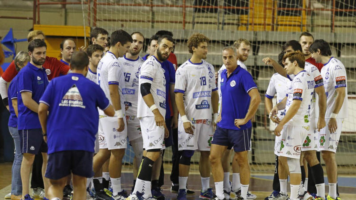 Imagen del Ademar en su último partido contra el Oporto. FERNANDO O. PERANDONES