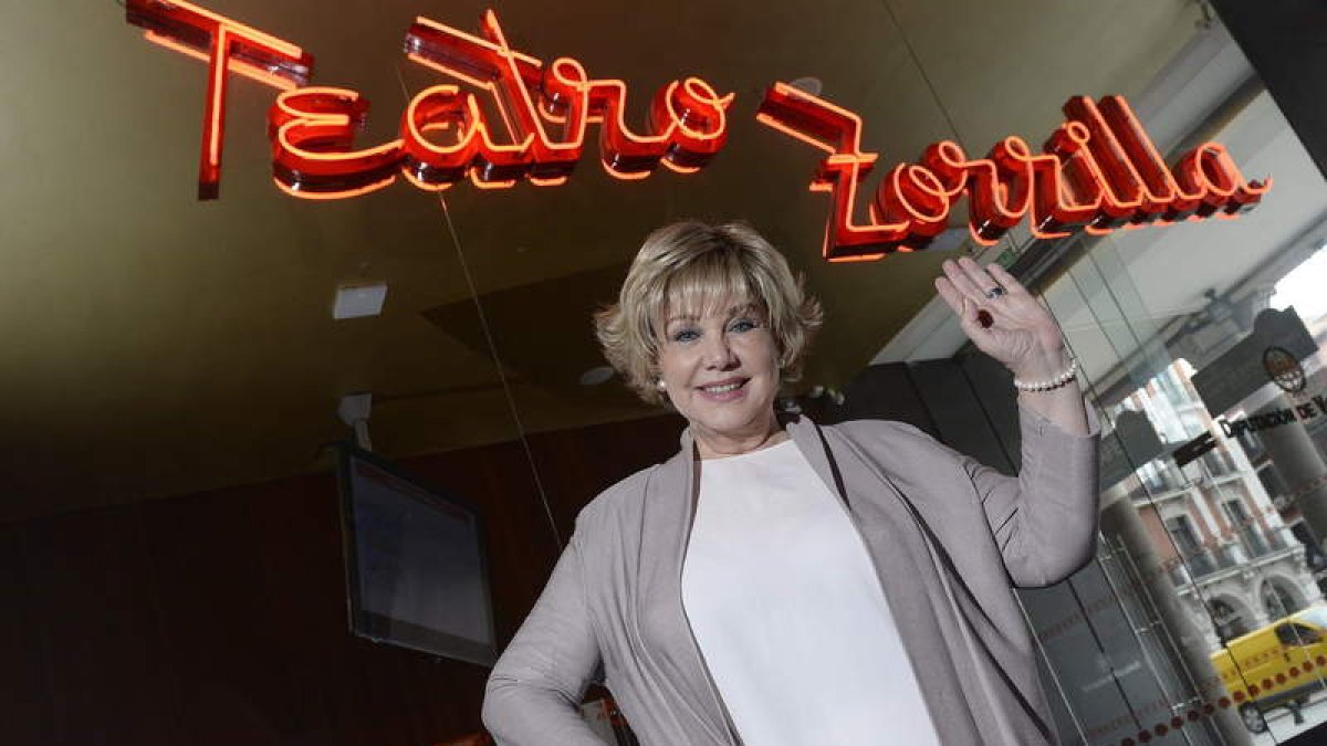 La cantante Karina posa ante el teatro Zorrilla de Valladolid, donde dará comienzo la gira el sábado.